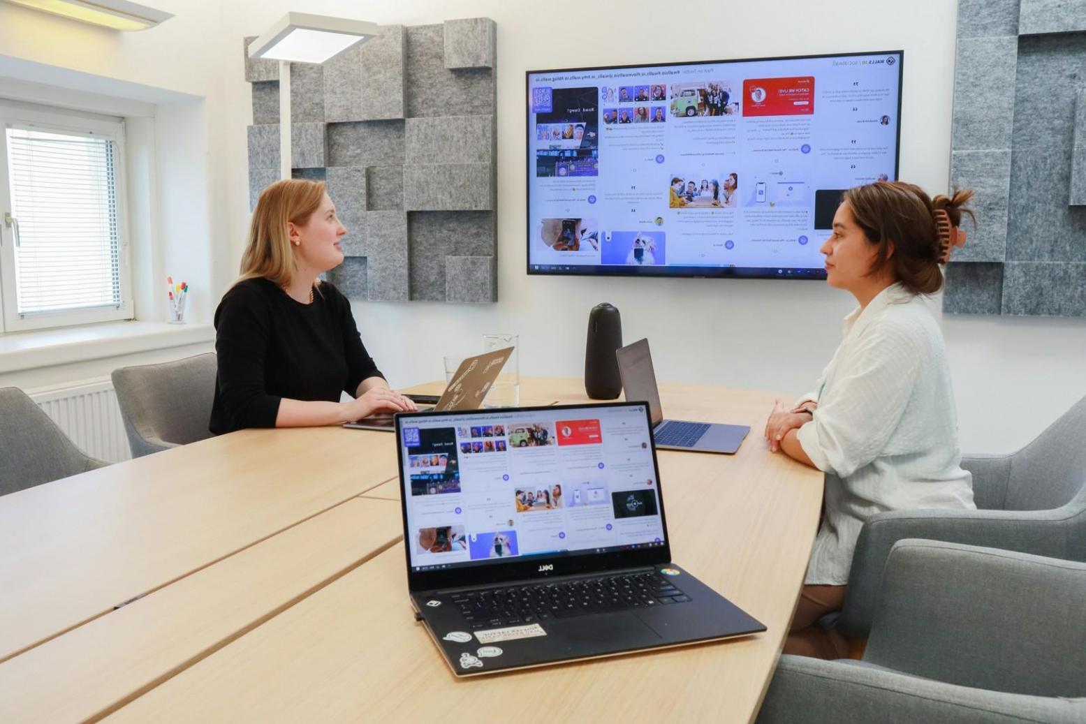 Corporate training session with finance professionals learning investment reporting best practices